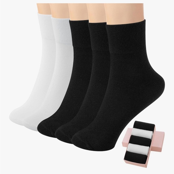 Accessories - NWT Women’s Black and White Ankle Socks 5 pair Set Size 5-9